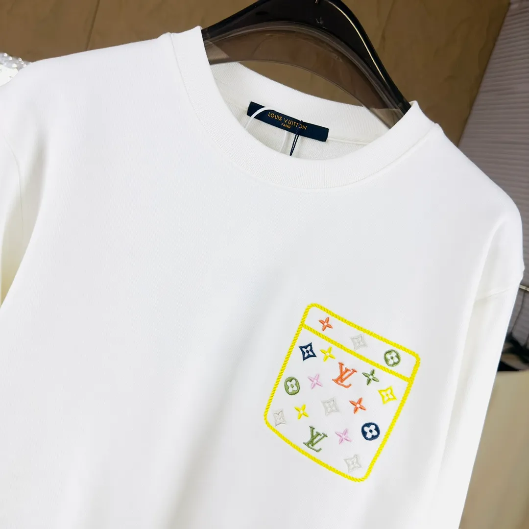 🅿️320 Brand: Louis Vuitton🤳𝗟𝗩 Fabric: ☑️Made of 440g double-strand pure cotton terry👕 Fabric: ☑️Thread with 1*1 double yarn thread. 🔜Comes with dyeing in the same tank. Craftsmanship: ☑️The embroidery uses 3D three-dimensional embroidery technology, 🇧🇫The original computer scan and print is restored 1:1. The pattern is clear and the needle count is dense. It is a rare high-end product on the market! 🇲🇩All three standards are complete! Size: ☑️S 〰️M 〰️L 〰️XL 〰️XXL